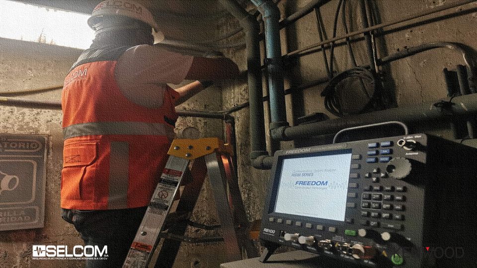 Técnico de SELCOM instalando un equipo de radiocomunicación